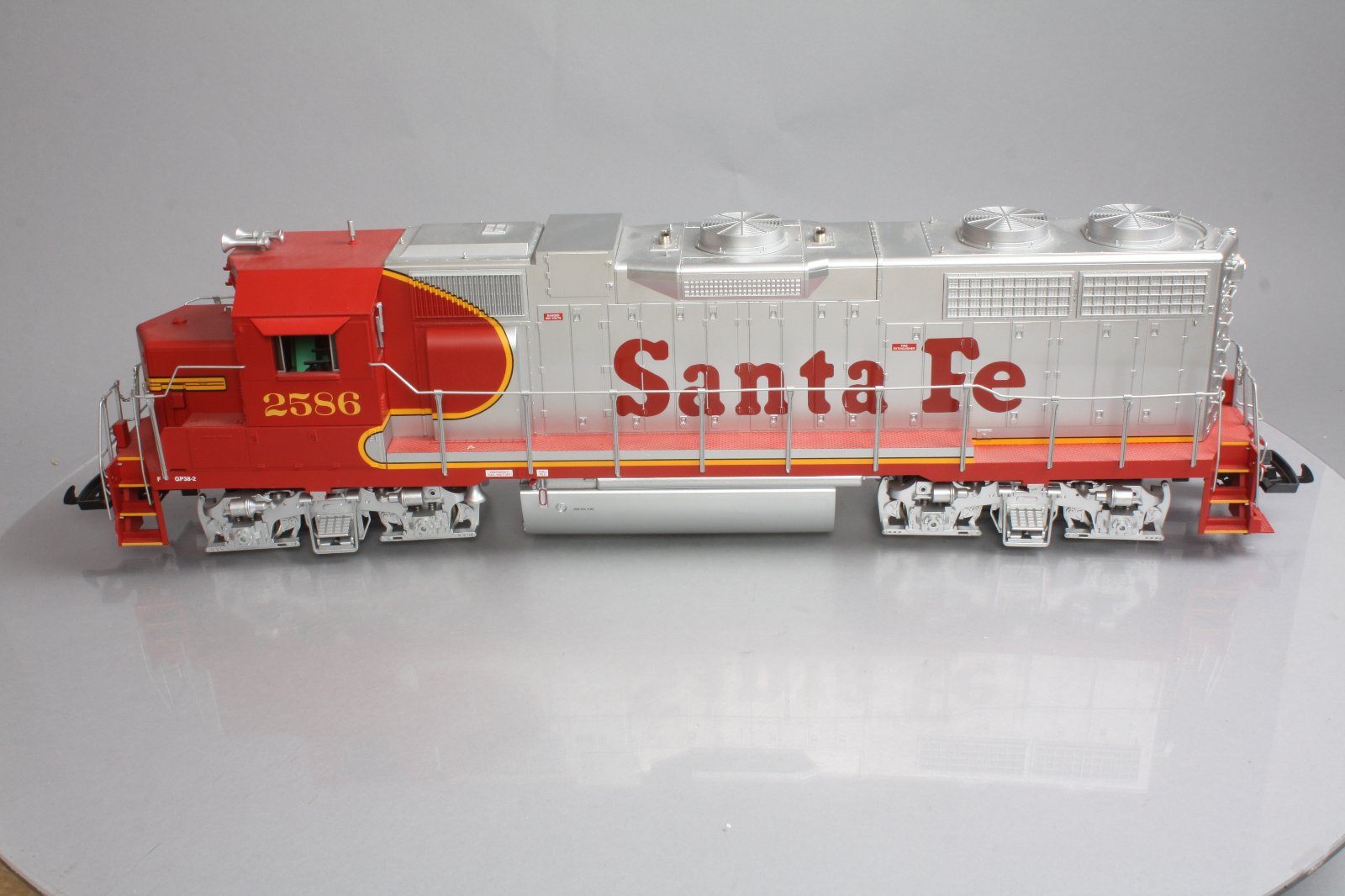 USA Trains R22212 G Santa Fe GP 38-2 Powered Diesel Locomotive #2586