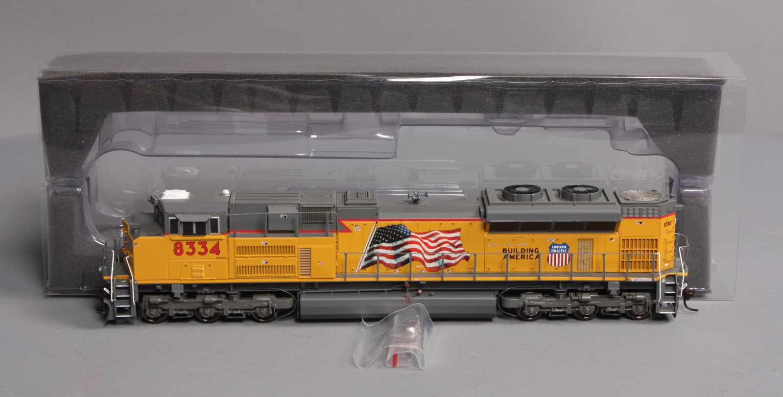 Athearn G68520 HO Union Pacific/Flag #8334 SD70ACe Powered Diesel Locomotive