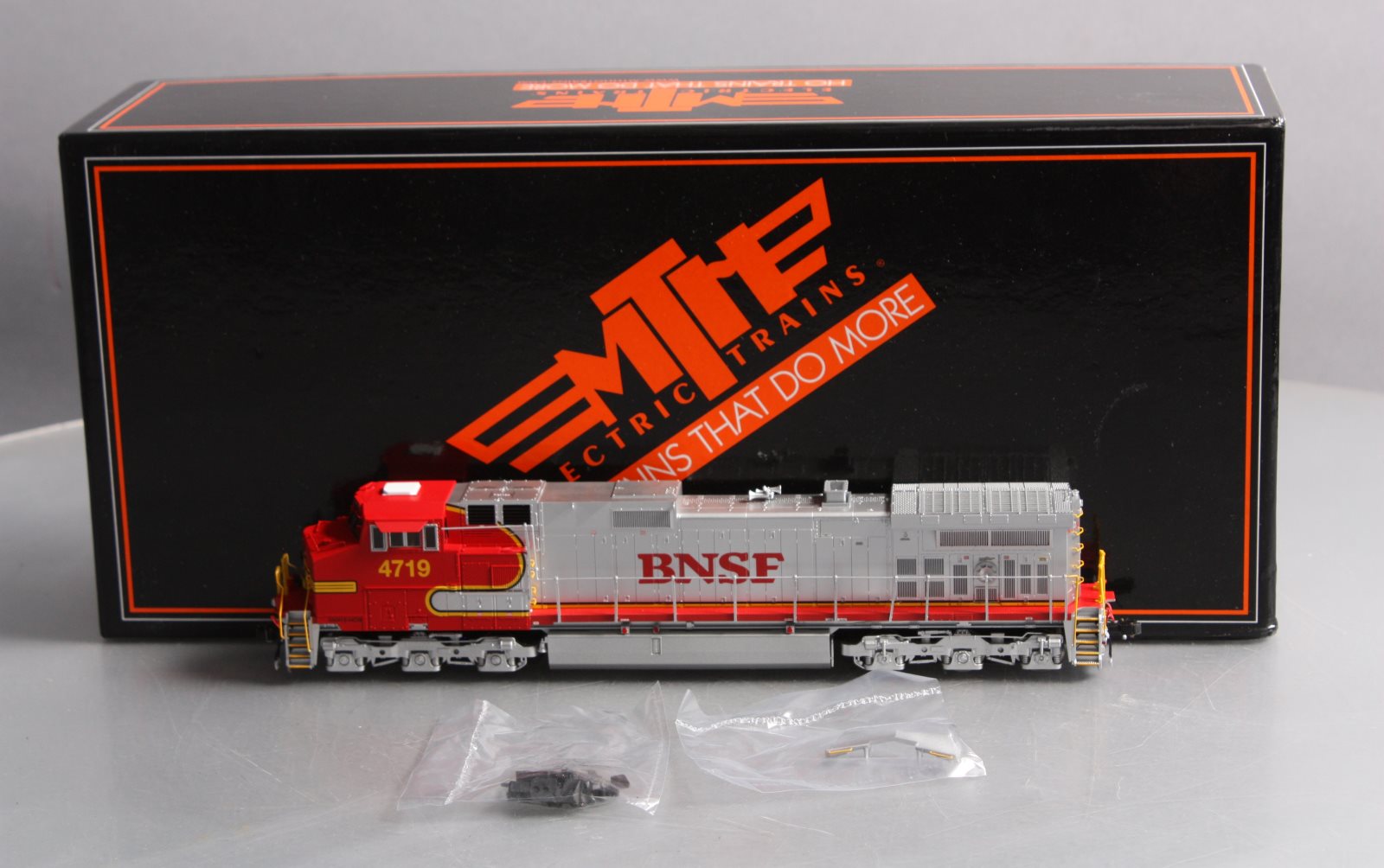 Walthers 931-181 HO Scale Burlington Northern GE Dash 8-40B Diesel