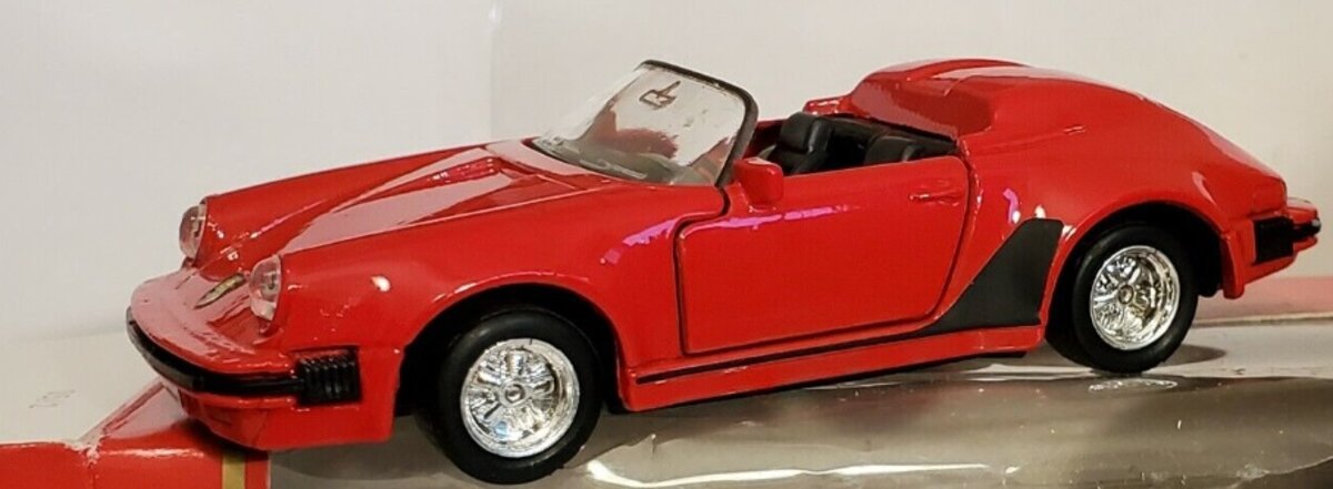 Maisto 25001 1:43 Red Porsche Carrero BB-PS 911 Motorized Opening