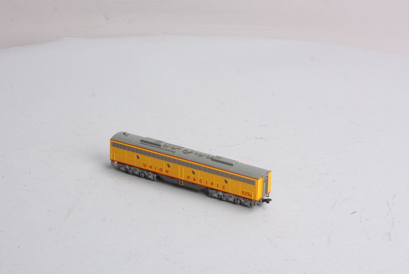 Kato 176-293 N Scale Union Pacific E8/9 B Unit Diesel Engine #925B LN/ –  Trainz