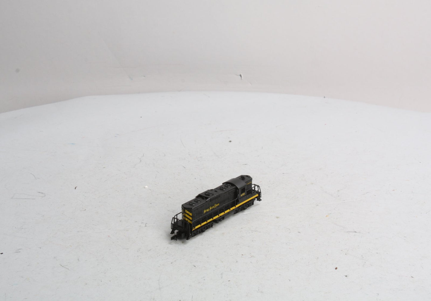 Arnold 5048 N Scale Nickel Plate Road GP9 Diesel Locomotive #458 LN/Box