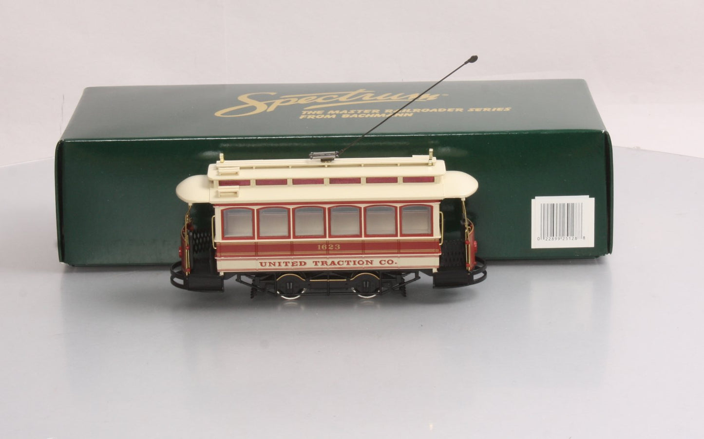 Bachmann 25128 On30 United Traction Co. Powered Closed Streetcar