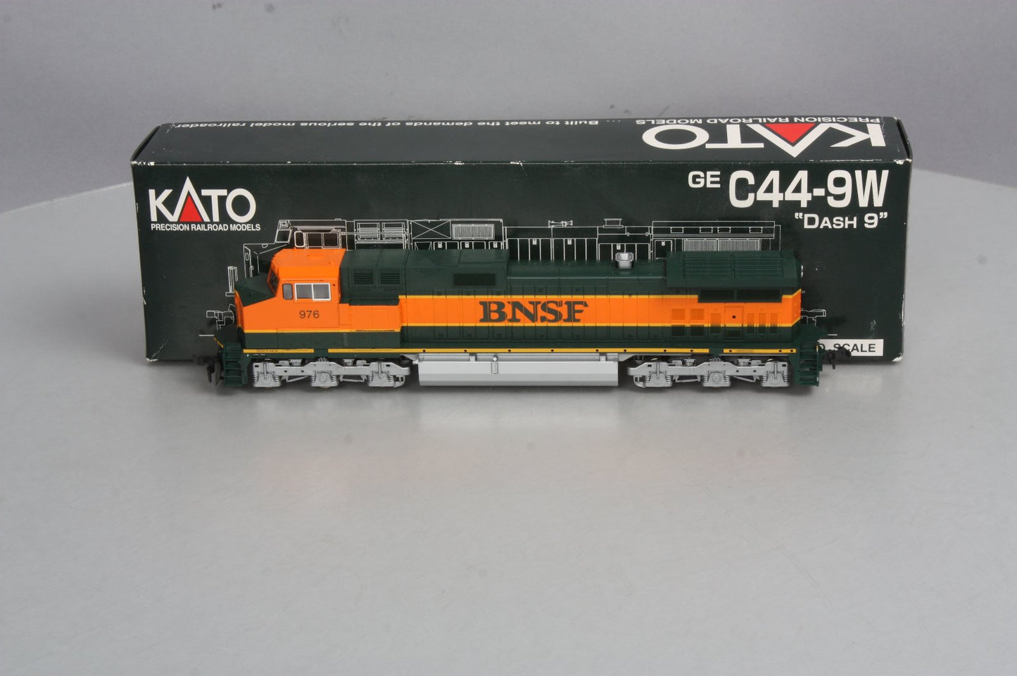 Kato 37-1901 HO Scale BNSF GE C44-9W Dash 9 Diesel Locomotive #976 LN/Box