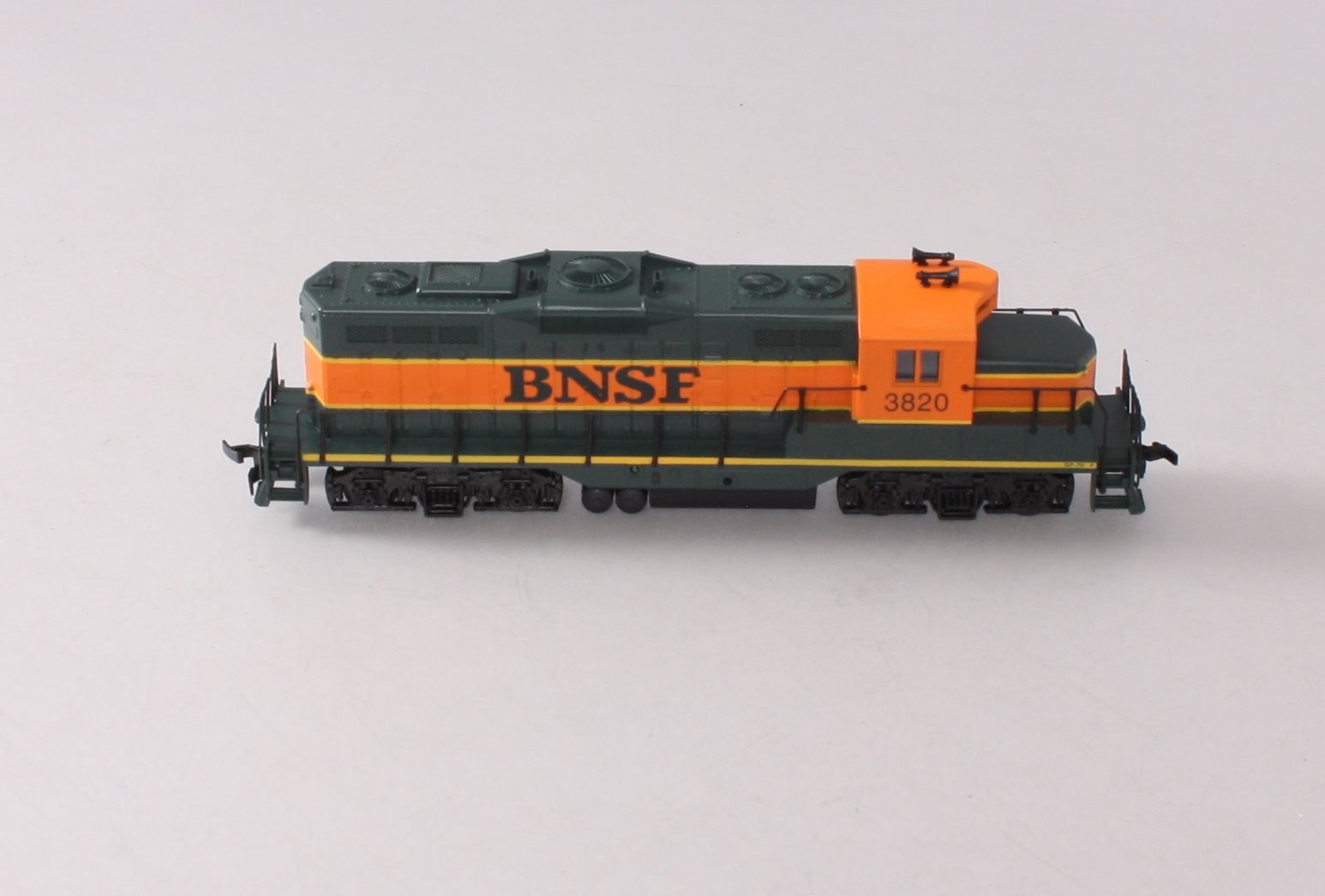 HO Walthers Trainline Model DC GP9M BNSF #3820 shops Railway Diesel Loco 3 Set