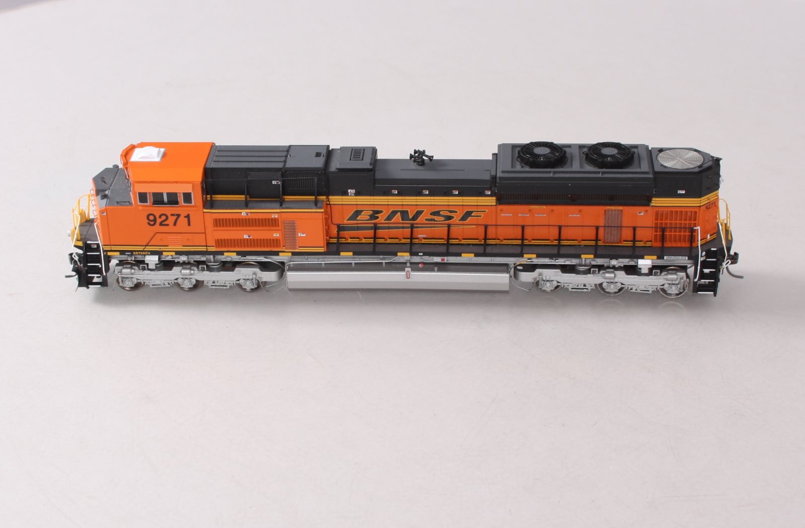 Athearn G68614 HO BNSF SD70ACe Diesel Locomotive #9271 w/DCC/Sound – Trainz