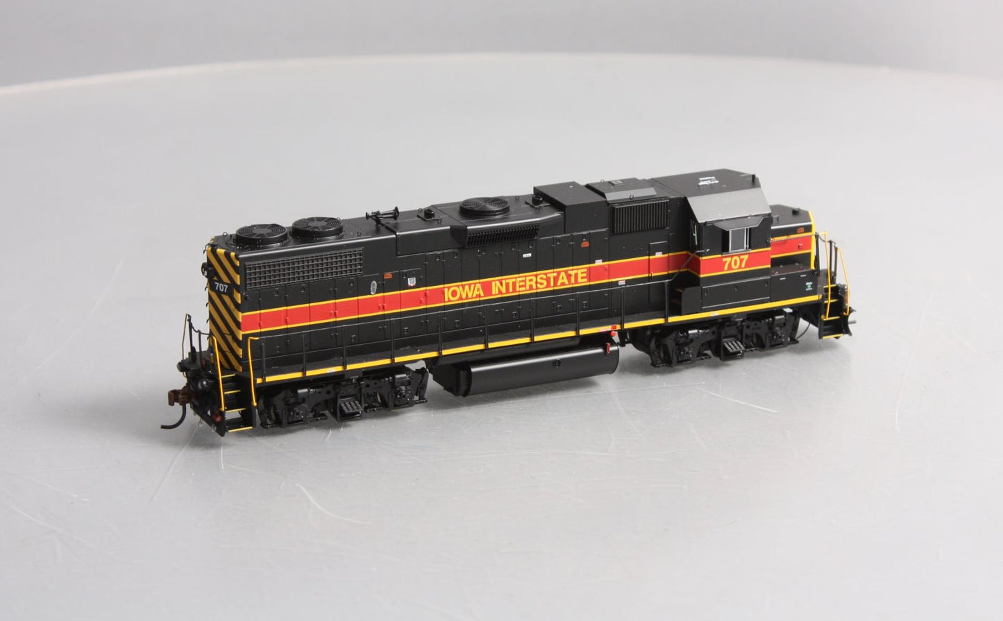 Athearn G40737 HO Scale Iowa Interstate GP38-2 Phase I Diesel Locomotive #707