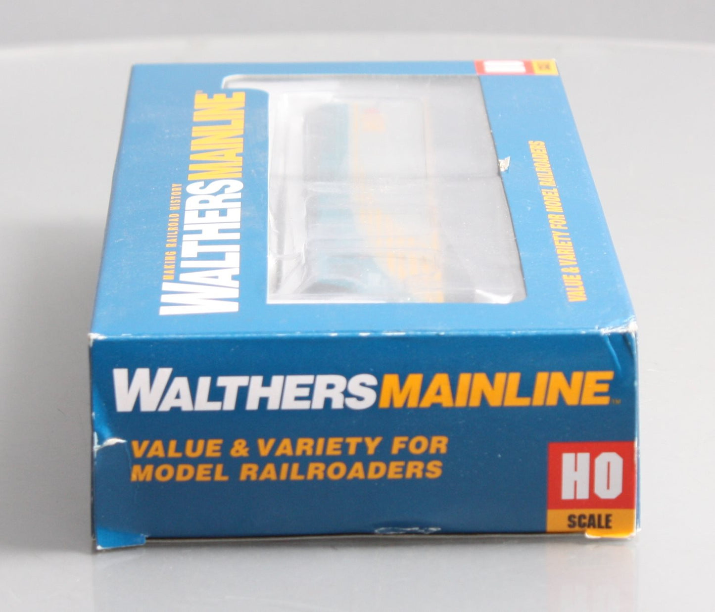 Walthers 910-9461 HO Scale VIA EMD F40PH Diesel Locomotive #6400