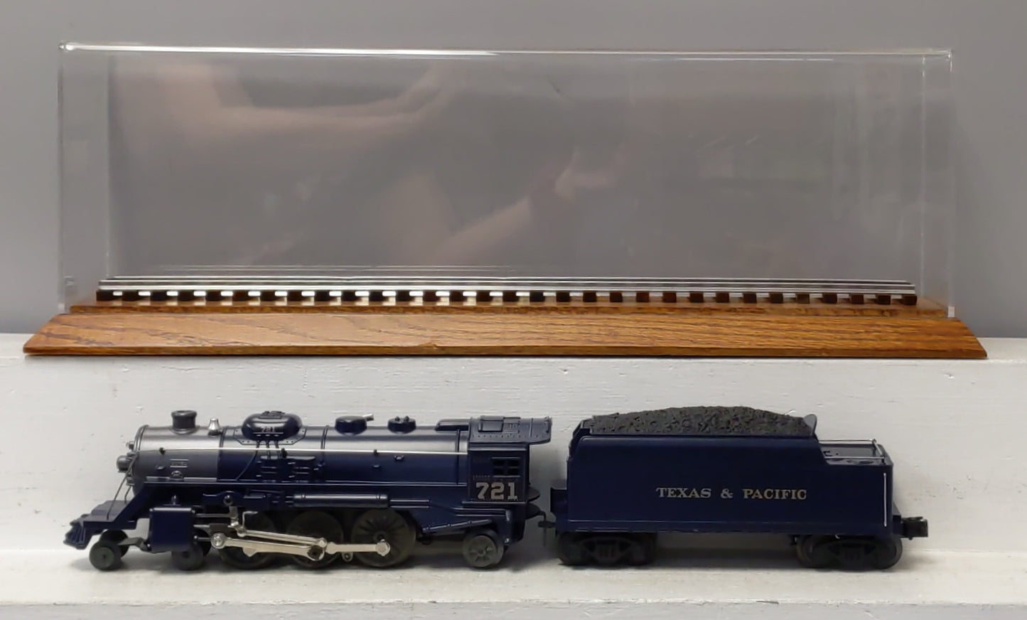 Lionel 6-18679 JC Penny T&P 4-6-2 Steam Loco and Tender #721 with Display Case EX/Box