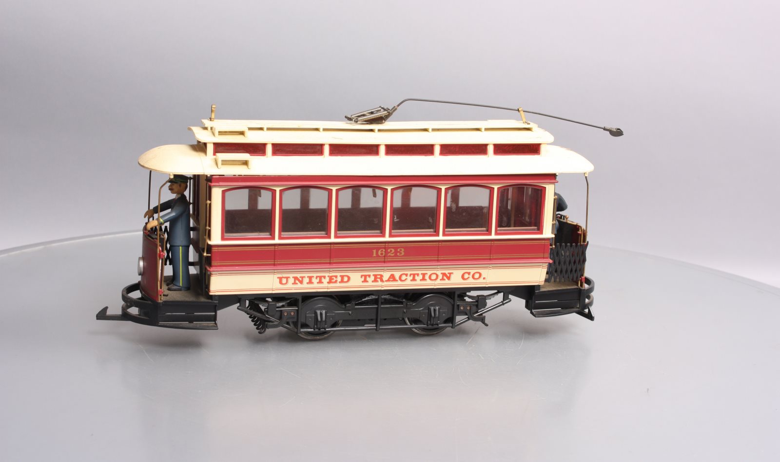 Bachmann 93939 G Scale Closed Street Car United Traction - w/ Metal Wh –  Trainz