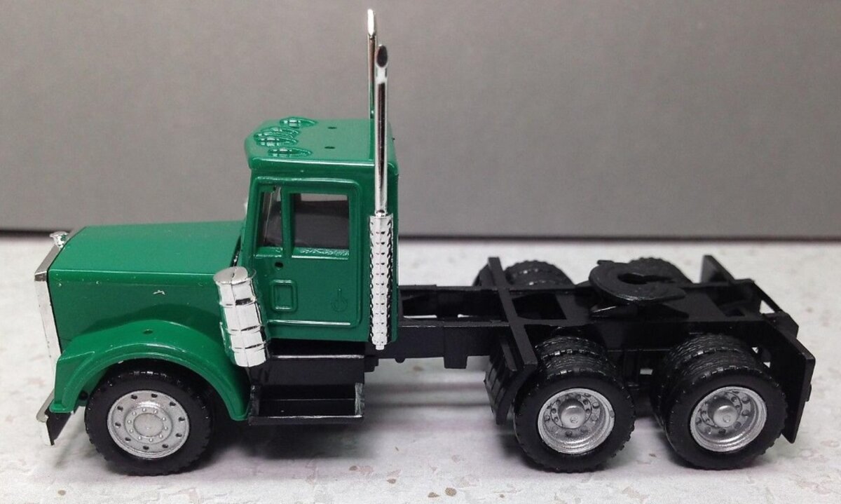 Herpa 15278 HO Green Freightliner 3-Axle Conventional Tractor