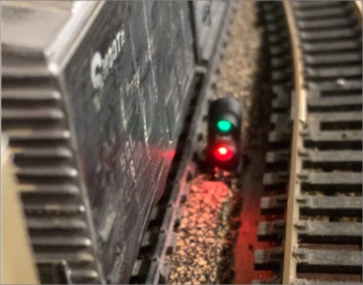 Dwarvin DVFLBS601 S / O Scale 2-Rail Fiber-Lit 2 Black Dwarf Signal (Single)