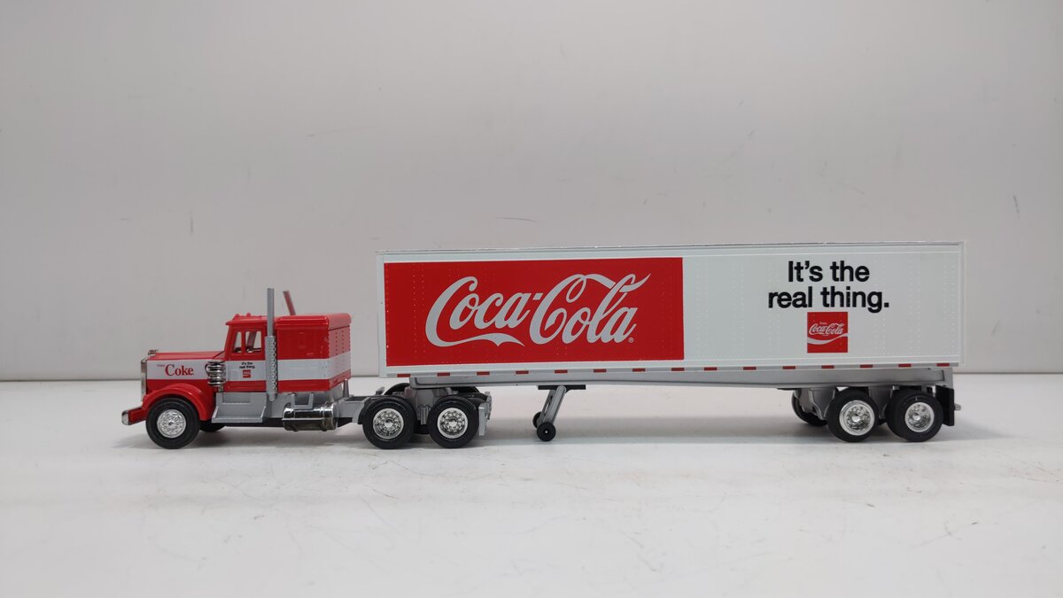 Lionel 6-26641 O Gauge Coca-Cola Flat w/Tractor Trailer