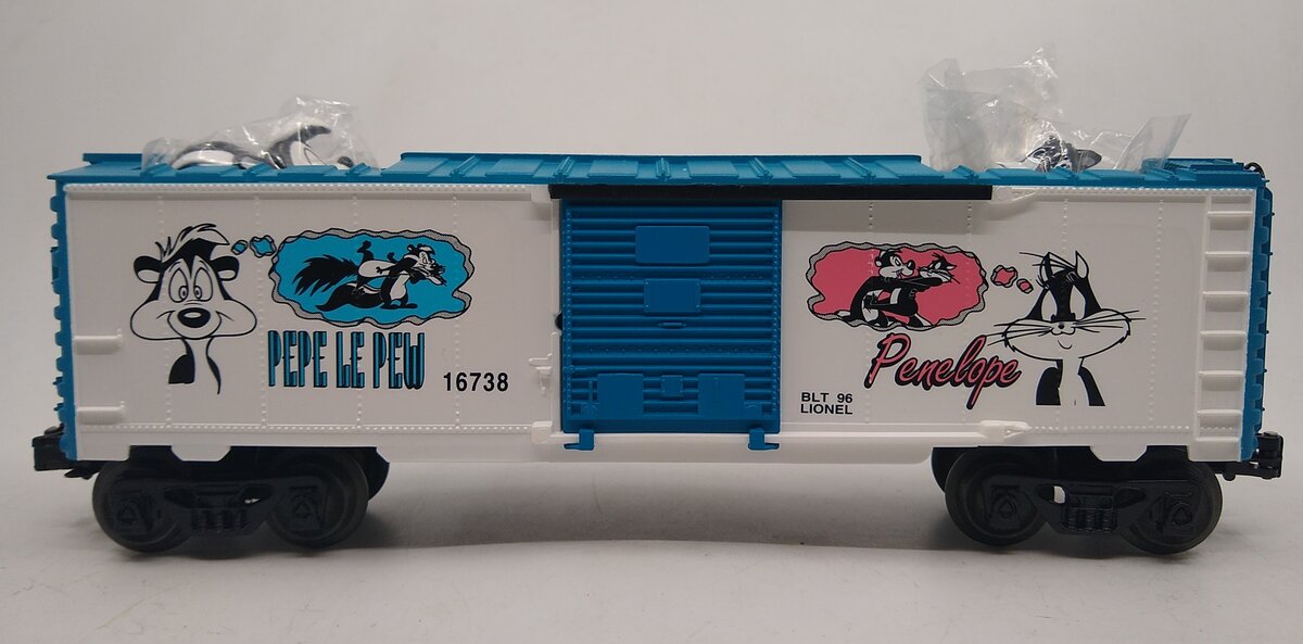 Lionel 6-16738 O Warner Bros Pepe Le Pew & Penelope Operating Boxcar