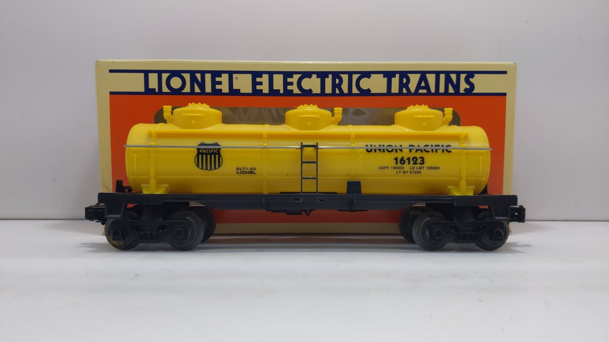 Lionel 6-16123 O Gauge Union Pacific Triple Dome Tank Car