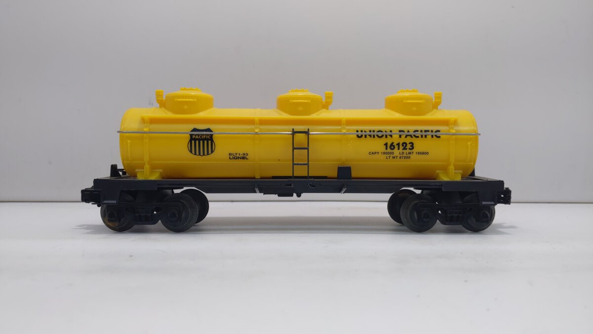 Lionel 6-16123 O Gauge Union Pacific Triple Dome Tank Car