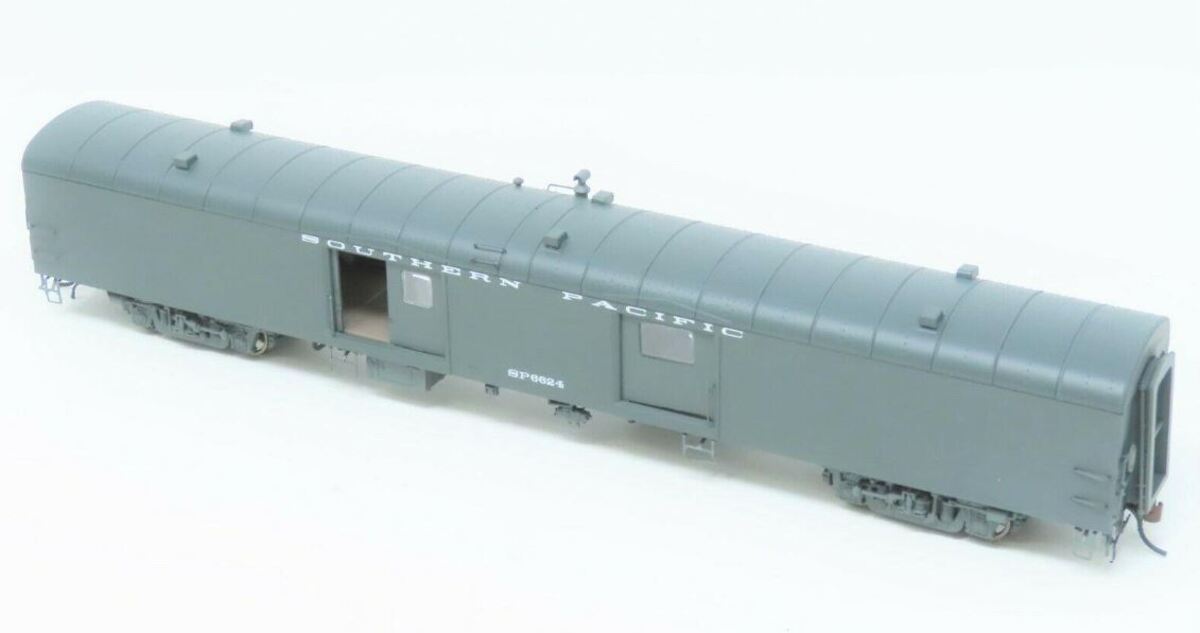 Rapido Trains 106081 HO Scale Southern Pacific 73' 6" Smooth Side Baggage #6624