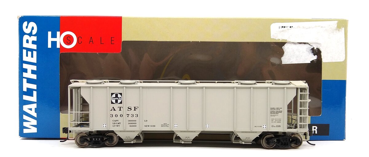 Walthers 932-61451 HO Santa Fe #300733 PS-2 2893 Cu Ft Covered Hopper