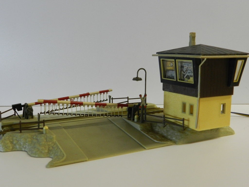 Faller B-175 HO Scale Level with Signal Box and Eletric Gates