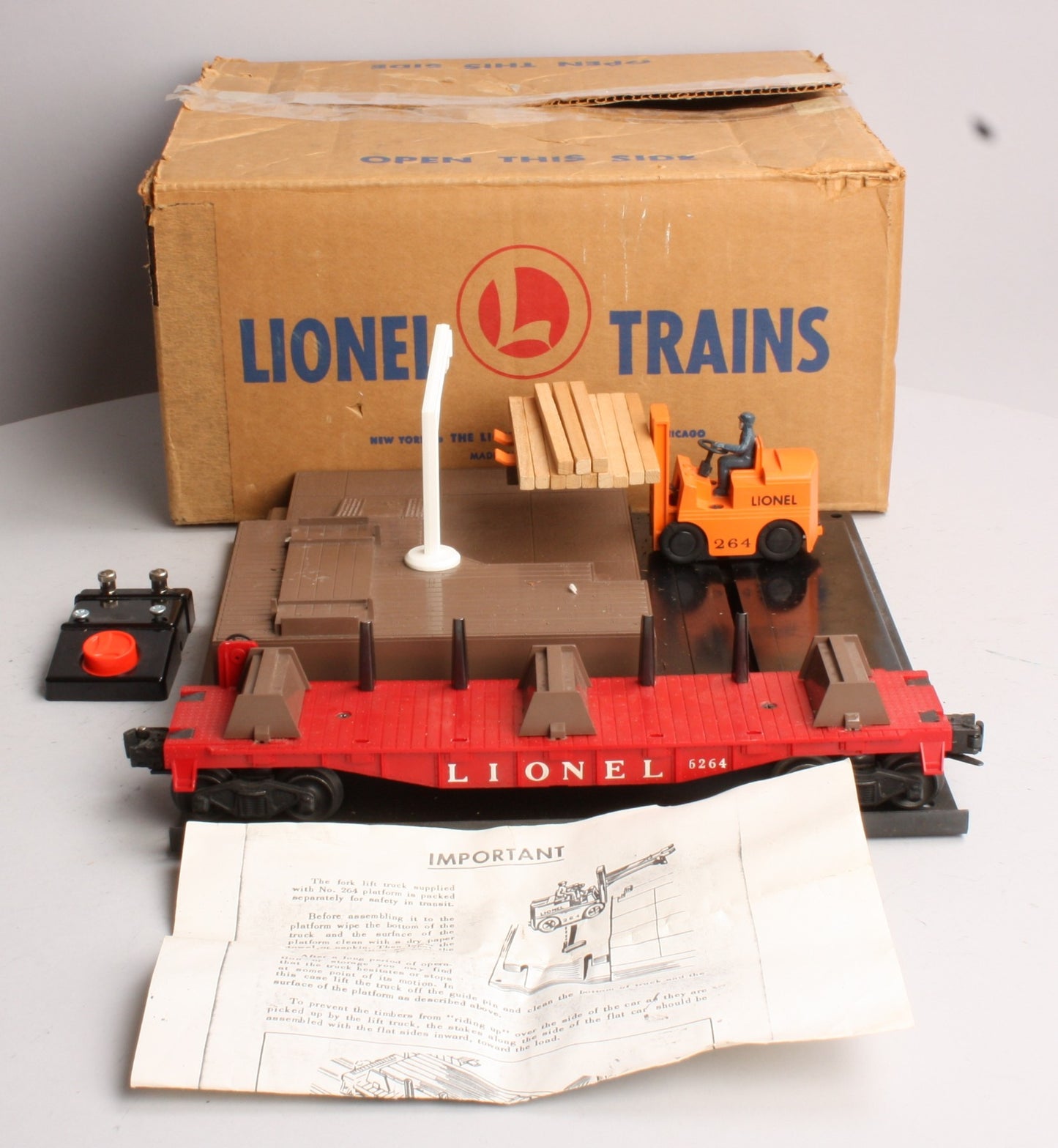 Lionel 264 Vintage O Operating Forklift Platform with 6264 Lumber Car