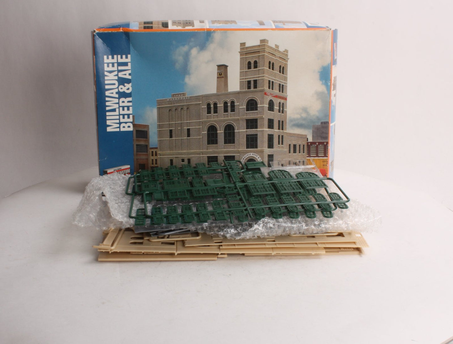 Walthers 933-3024 HO Milwaukee Beer & Ale Structure Kit