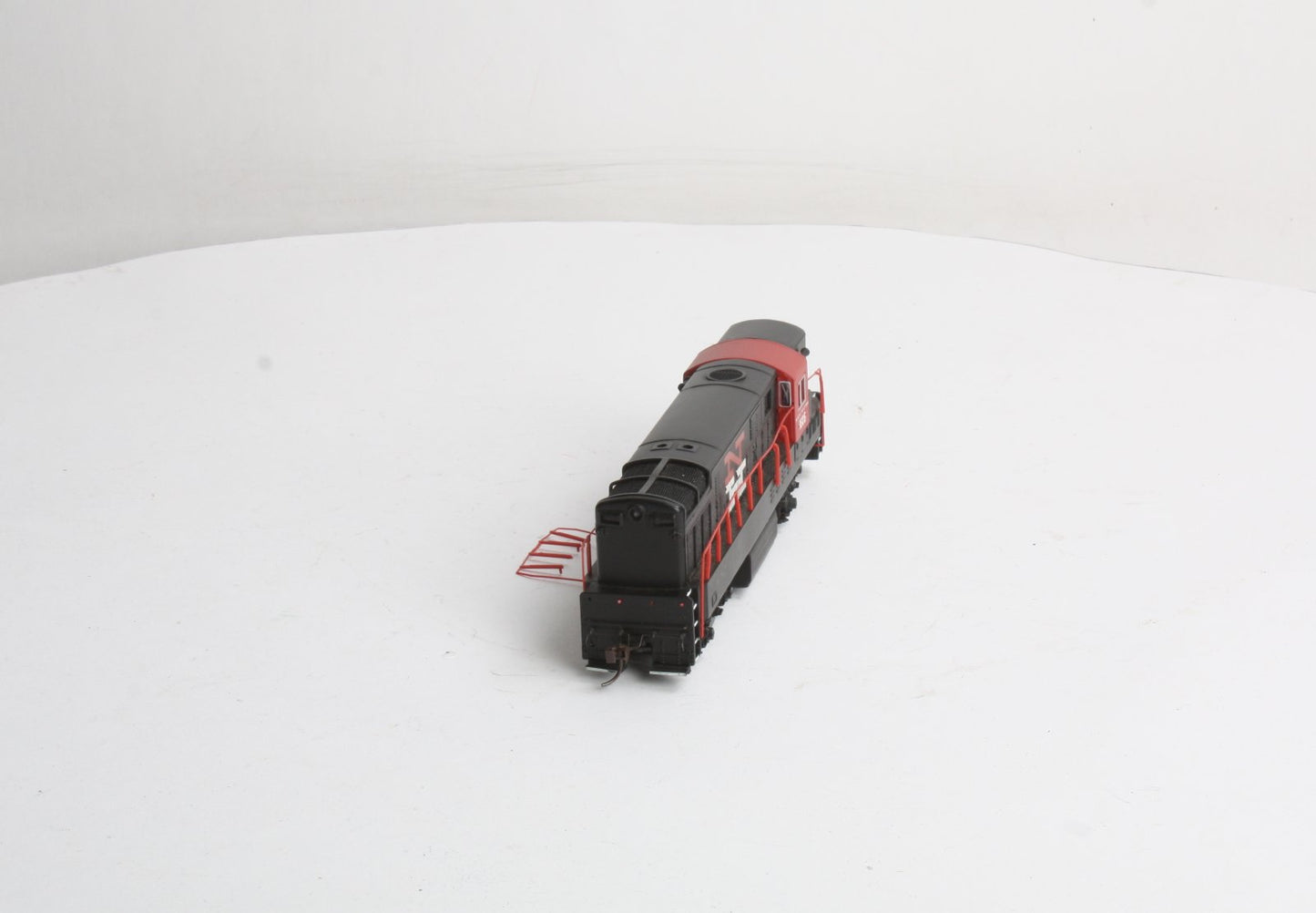 Bachmann 81228 HO Scale New Haven H16-44 Trainmaster Diesel Locomotive #1605