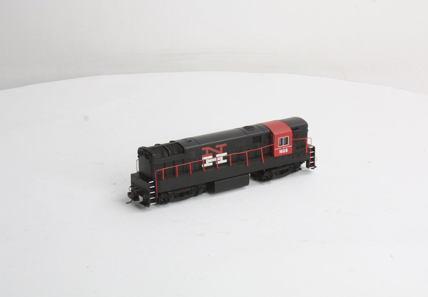 Bachmann 81228 HO Scale New Haven H16-44 Trainmaster Diesel Locomotive #1605