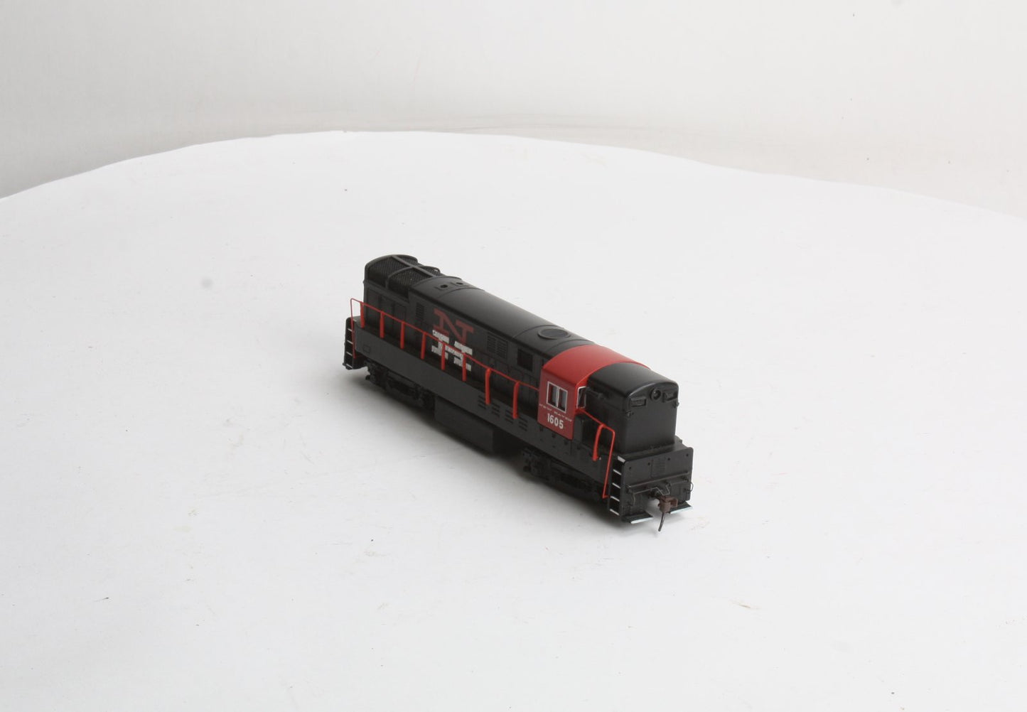 Bachmann 81228 HO Scale New Haven H16-44 Trainmaster Diesel Locomotive #1605