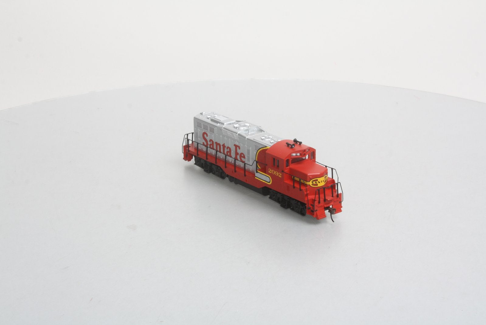 Walthers 931-113 HO Santa Fe EMD GP9M Diesel Locomotive Standard