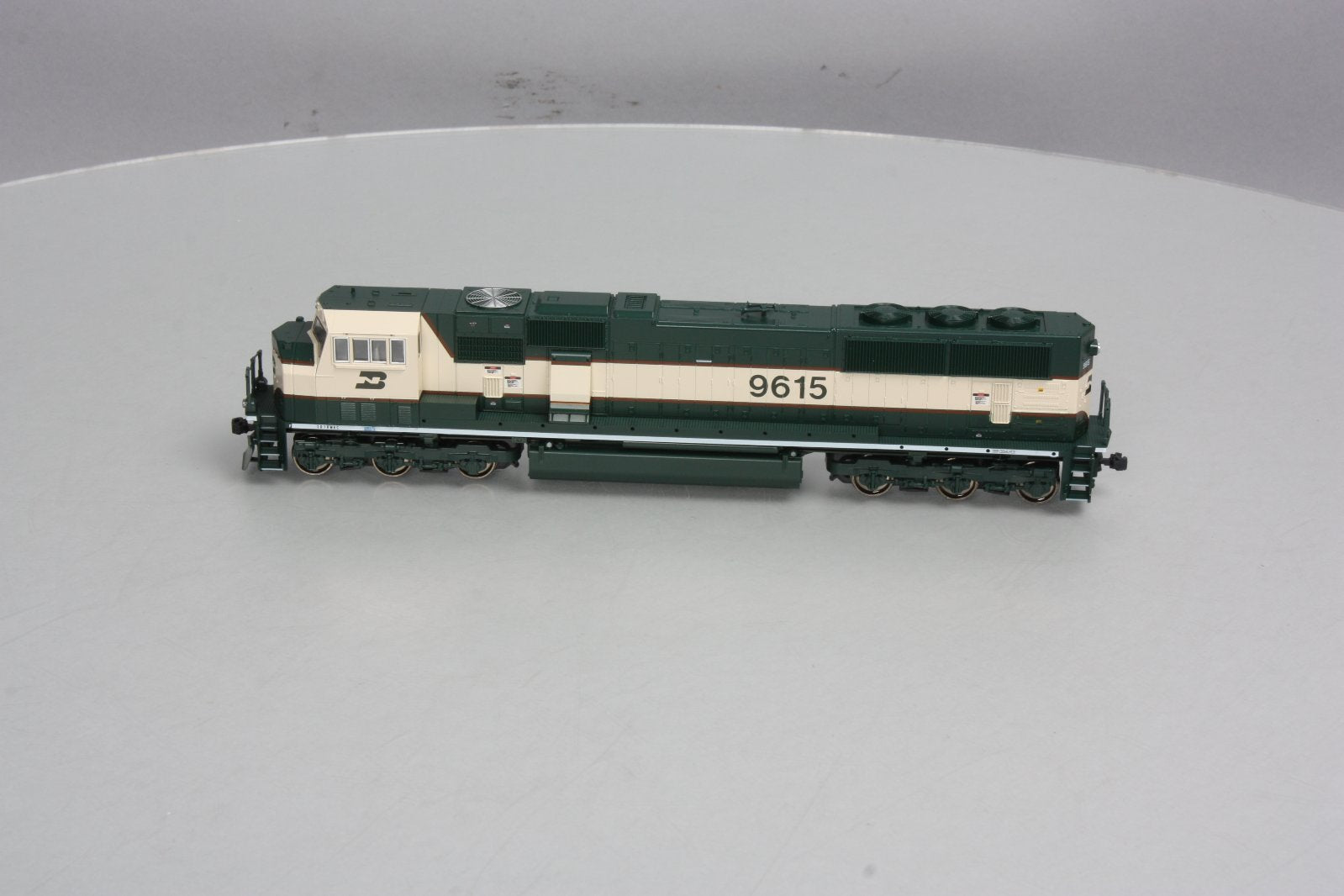 Kato 37-6382 HO Scale Burlington Northern SD70MAC Diesel Engine #9615