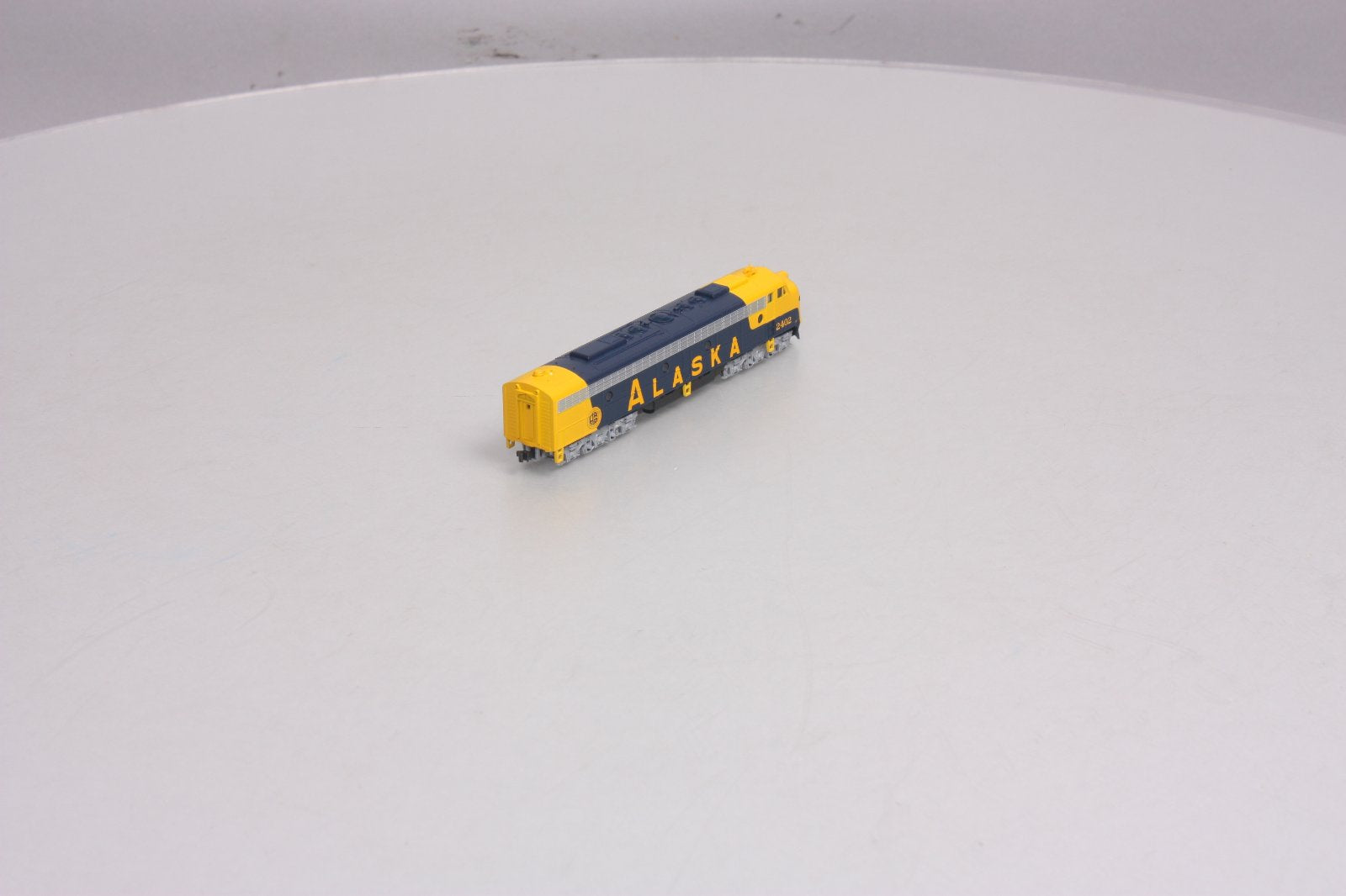 Kato 176-5321 N Scale Alaska Railroad EMD E8A Diesel Locomotive #2402 –  Trainz