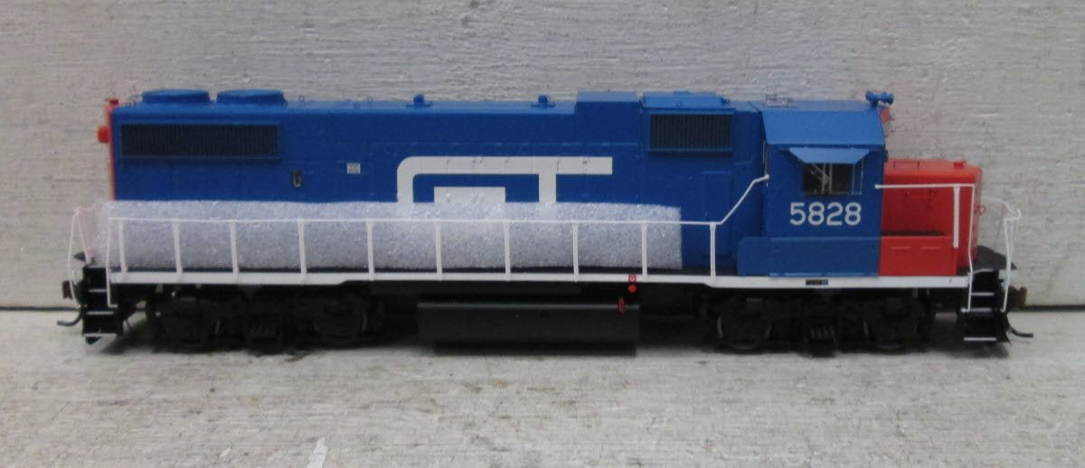 Athearn G40735 HO Grand Trunk Western EMD GP38-2 Diesel Locomotive #5828