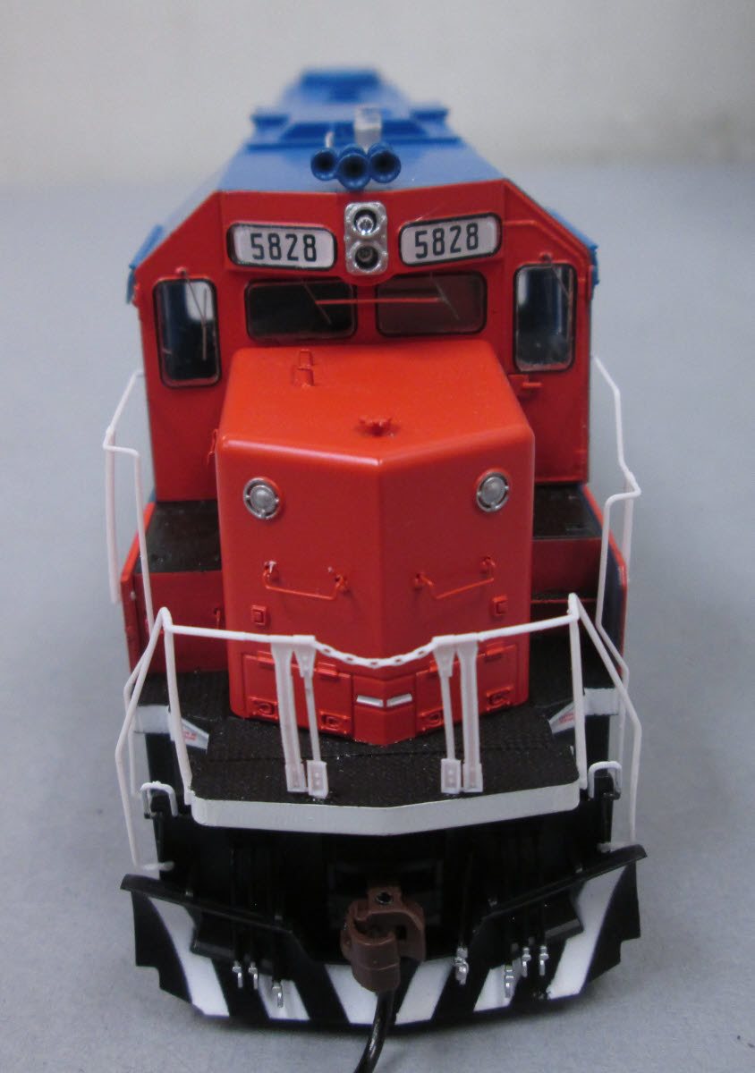 Athearn G40735 HO Grand Trunk Western EMD GP38-2 Diesel Locomotive #5828