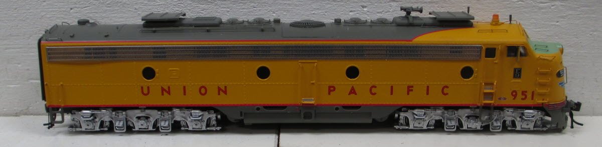 Walthers 920-48385 HO Scale Powered EMD E9AM STD UP #951