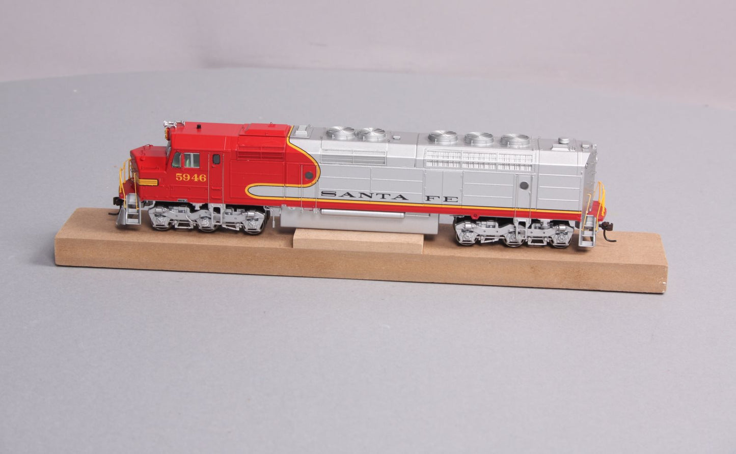 Athearn G67541 HO Santa Fe Passenger FP45 Diesel Locomotive #5946