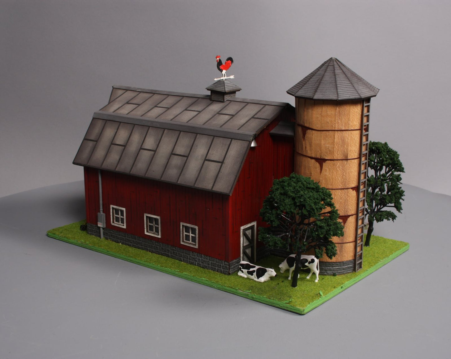 Menards 279-4430 O Scale Red Barn Built-Up