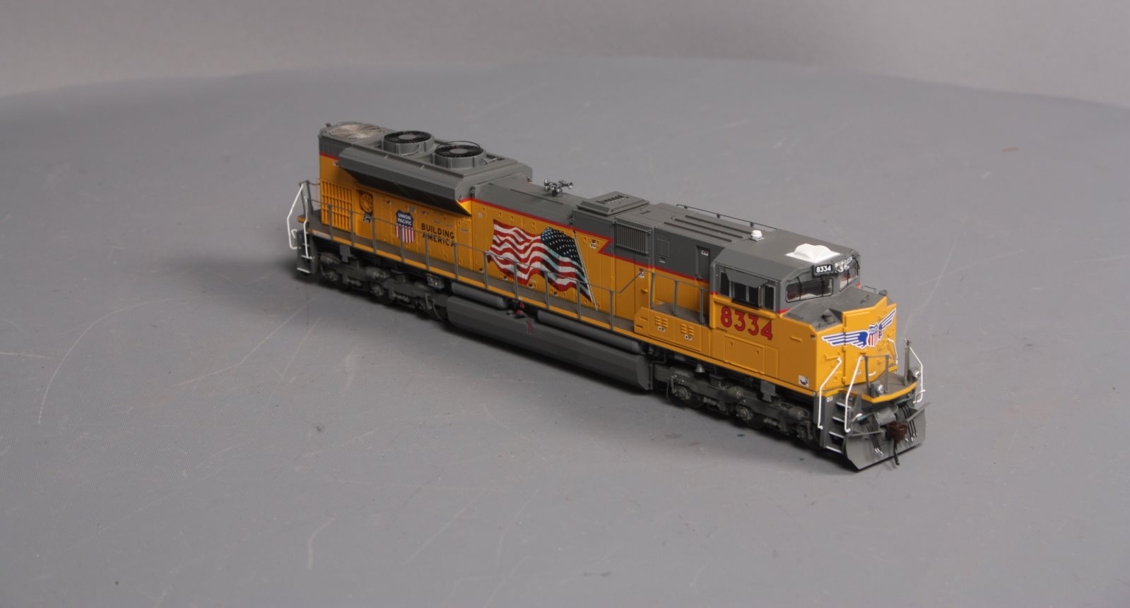 Athearn G68520 HO Union Pacific/Flag #8334 SD70ACe Powered Diesel Locomotive