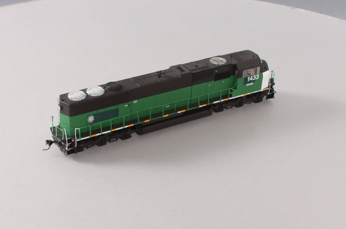 Athearn G67425 HO BNSF RTR SD60M Diesel Locomotive with DCC & Sound #1433