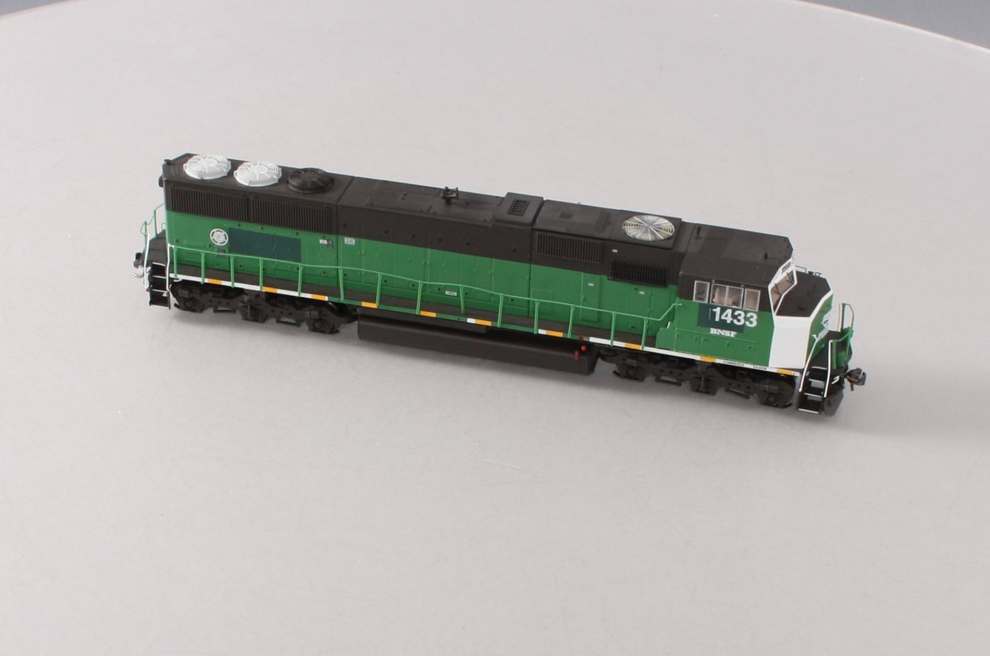 Athearn G67425 HO BNSF RTR SD60M Diesel Locomotive with DCC & Sound #1433