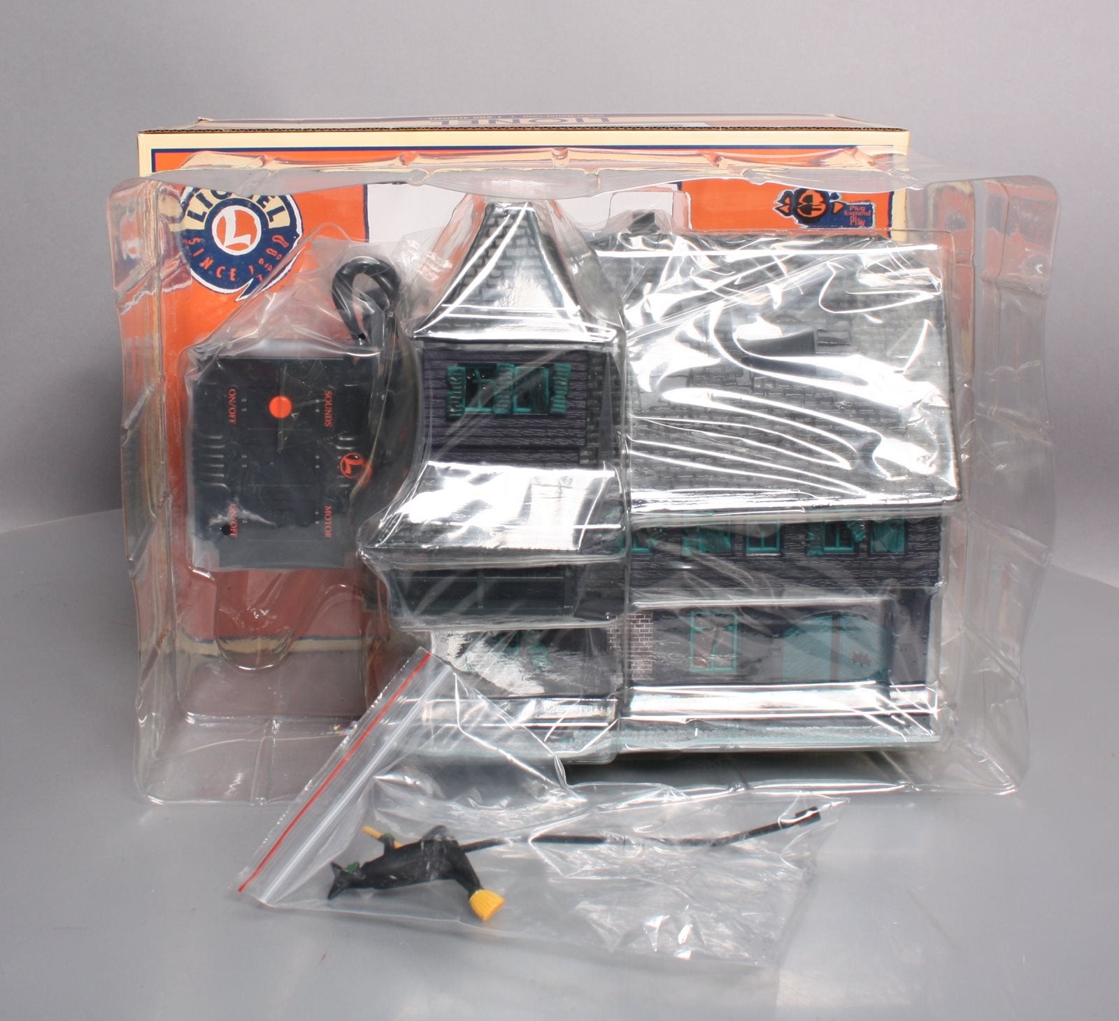 Lionel 1929170 O Plug-Expand-Play Haunted House – Trainz