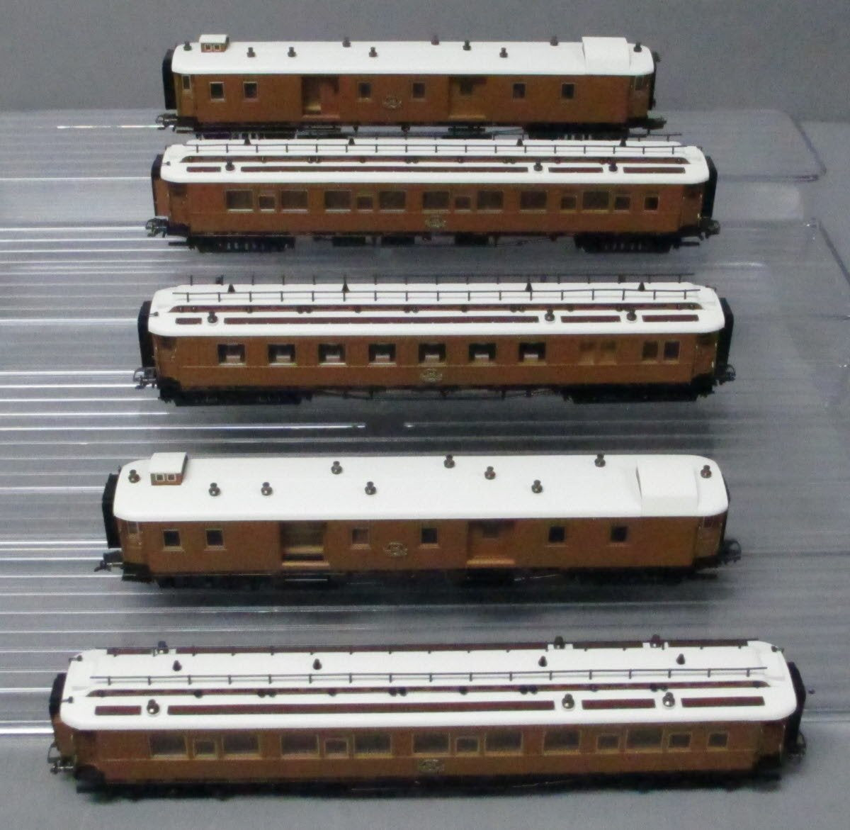 Trix 24793 HO CIWL Orient Express Passenger Train Car Set (5) – Trainz