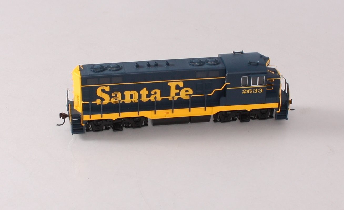 Athearn 89934 HO Santa Fe RTR CF7 Diesel Locomotive #2633