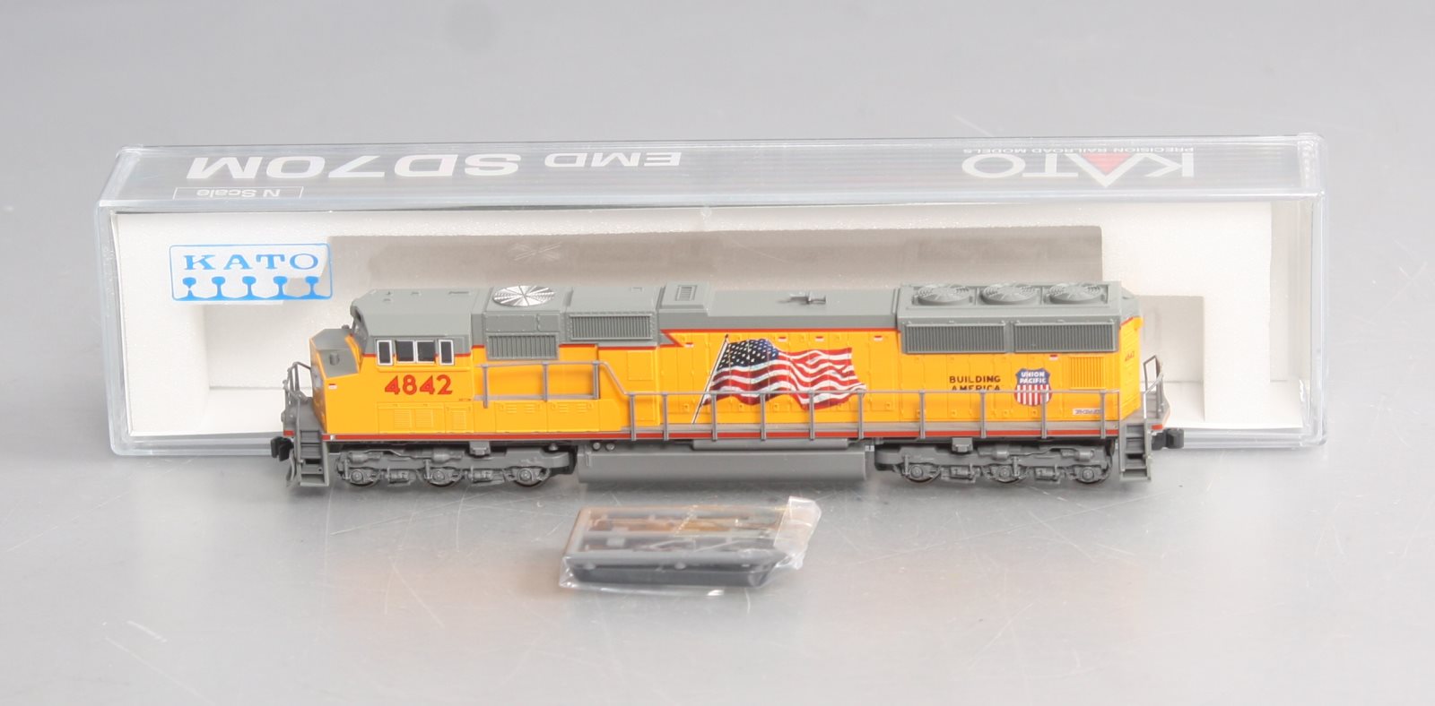 Kato 176-8605 N Union Pacific SD70M Diesel Locomotive #4842