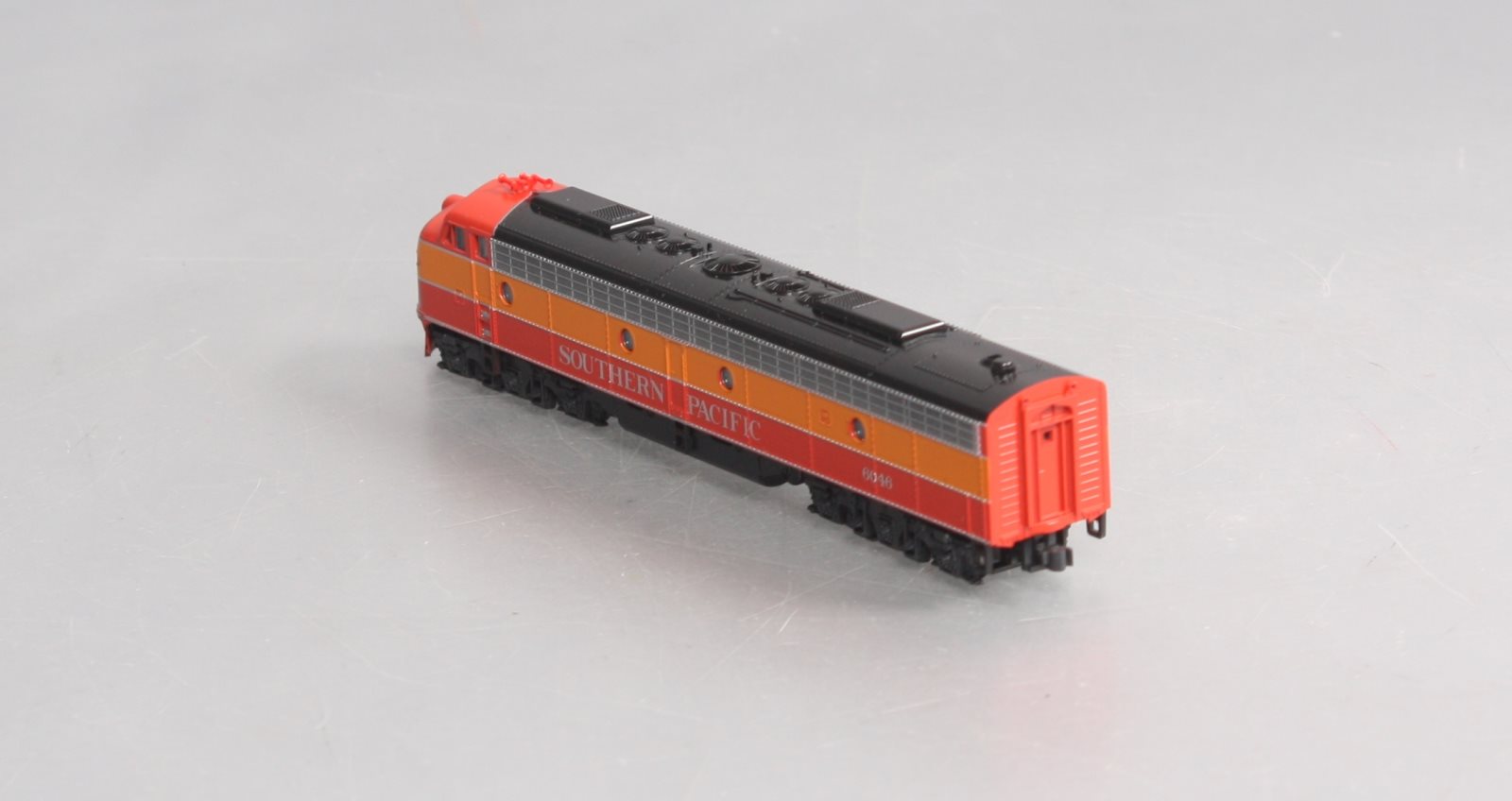 Kato 176-5308 N Scale Southern Pacific E8A Powered Diesel Engine #6046