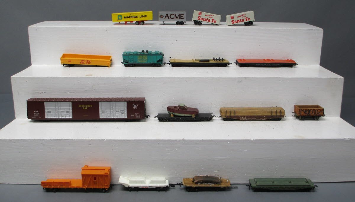 HO Scale Assorted Freight Cars & Containers [17]