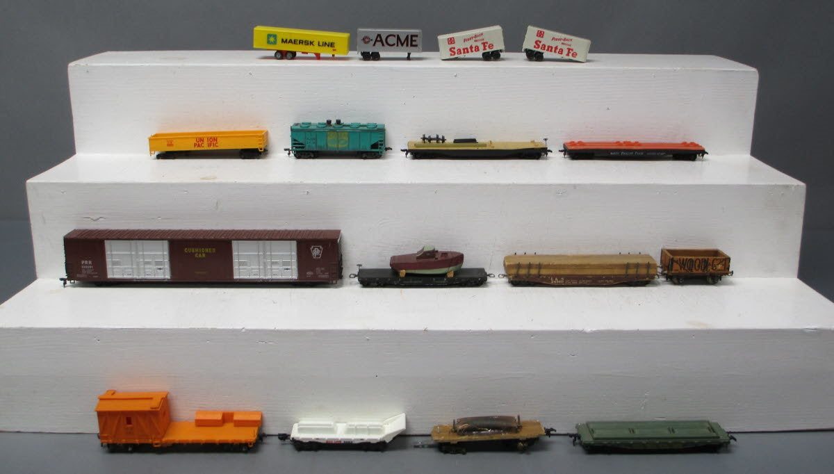 HO Scale Assorted Freight Cars & Containers [17]