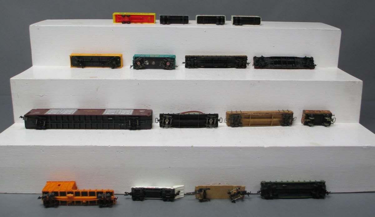 HO Scale Assorted Freight Cars & Containers [17]