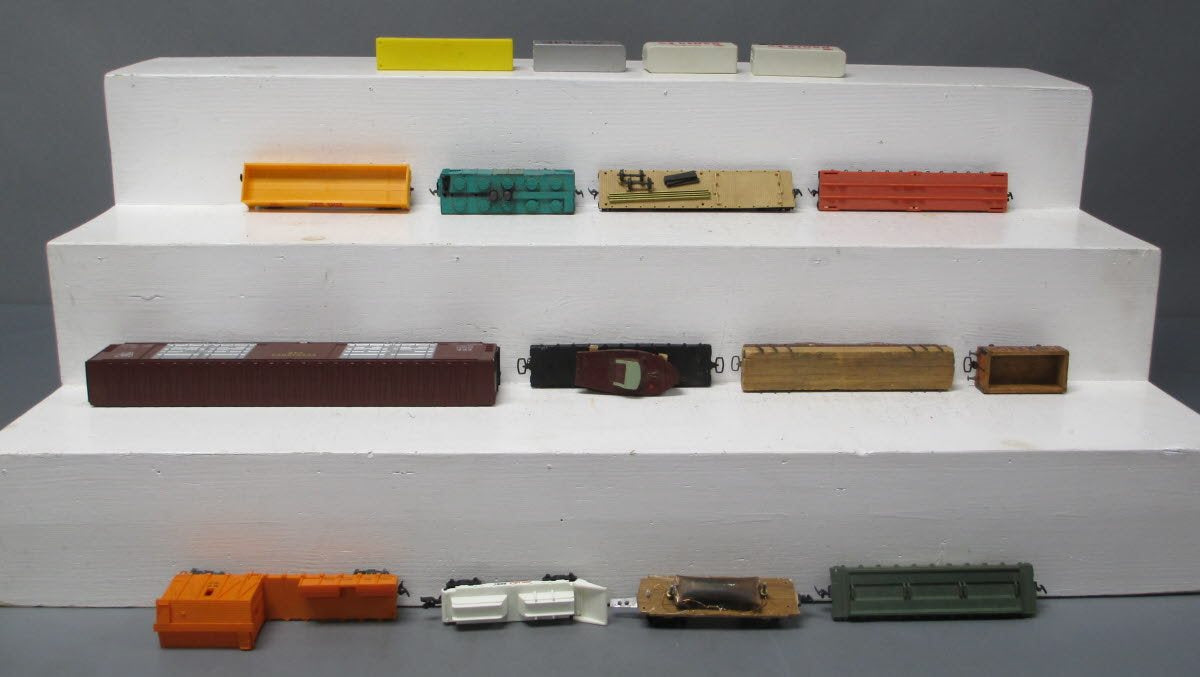 HO Scale Assorted Freight Cars & Containers [17]