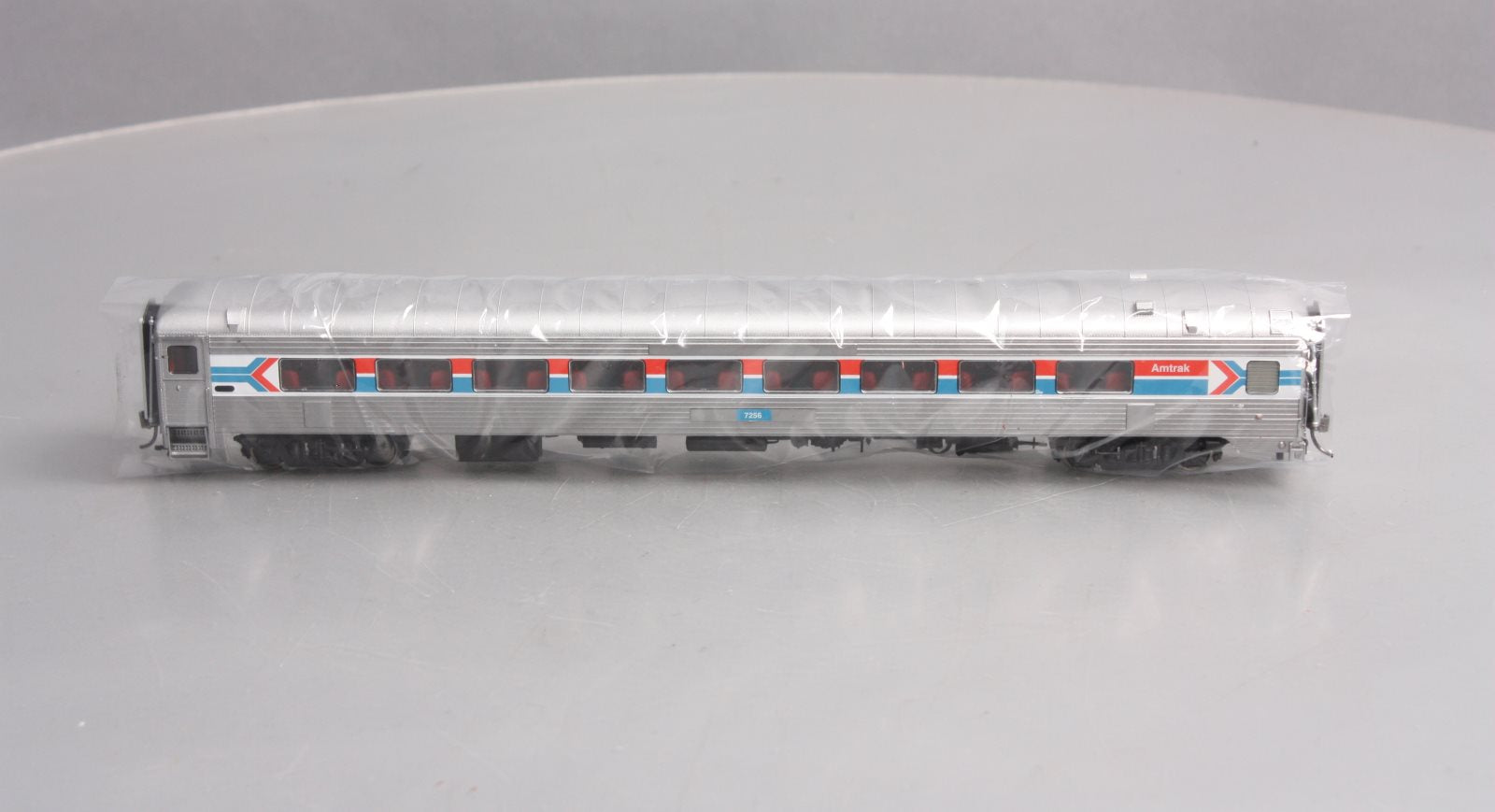 HO Scale Amtrak Lot with 2 online Locomotives and 9 Passenger Cars in Good Condition