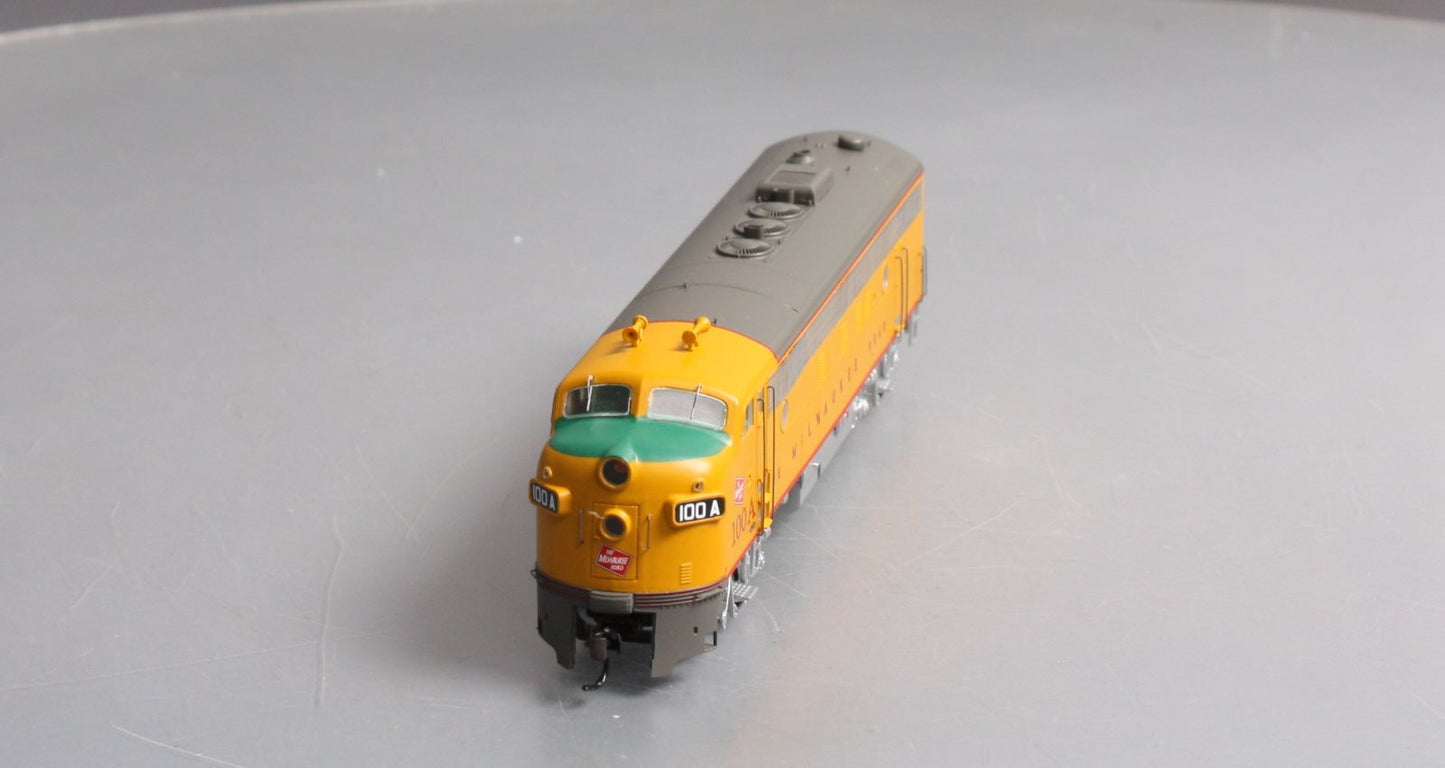 Athearn G22245 HO Milwaukee Road FP7 Diesel Locomotive #100A